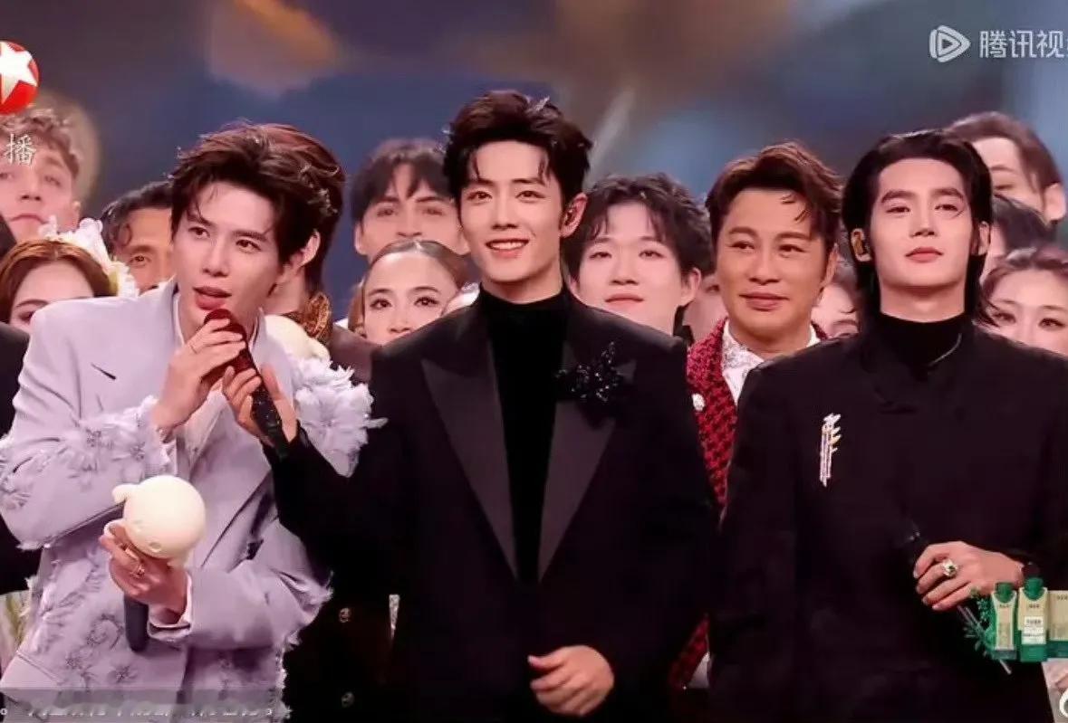 东方卫视跨年导播是来反向整活的吧！群星合唱，镜头死活不给全景。就认准一条：谁