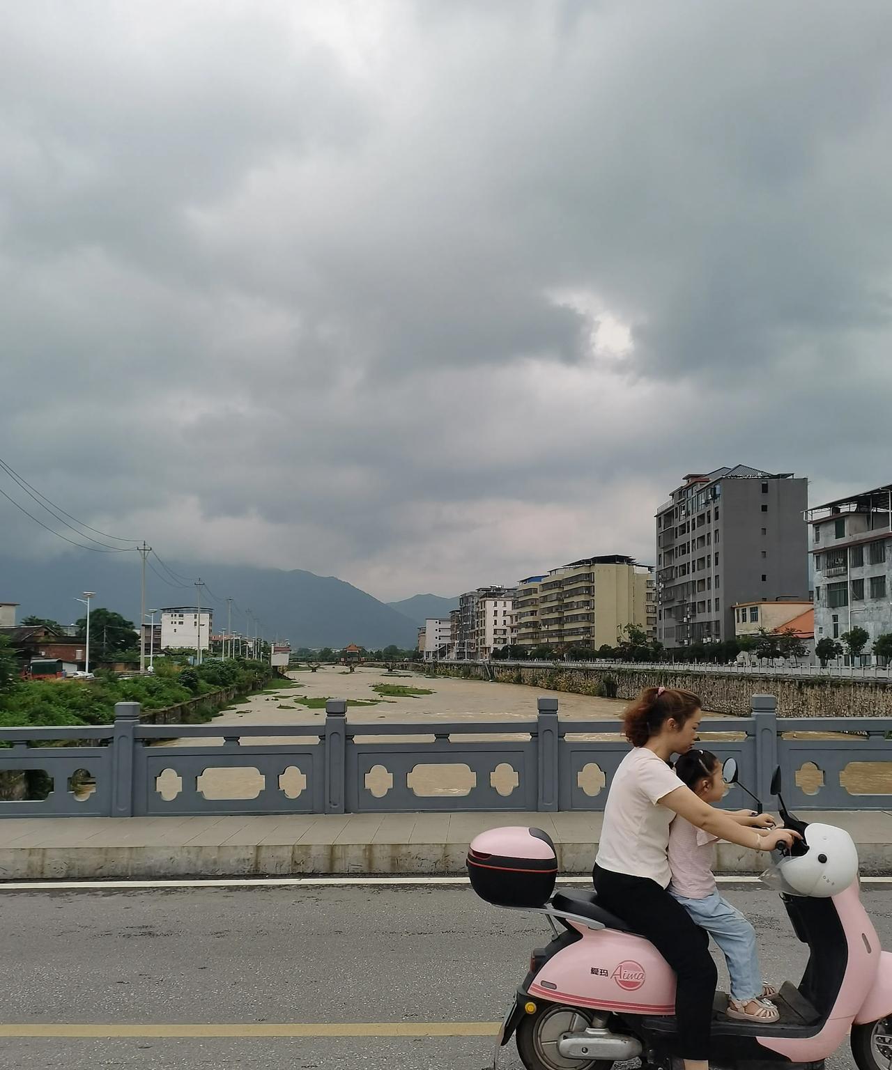 我们村有一家人做豆腐卖，别人卖豆腐都赚钱了，他们家财运不好，越卖越穷，他们家的豆