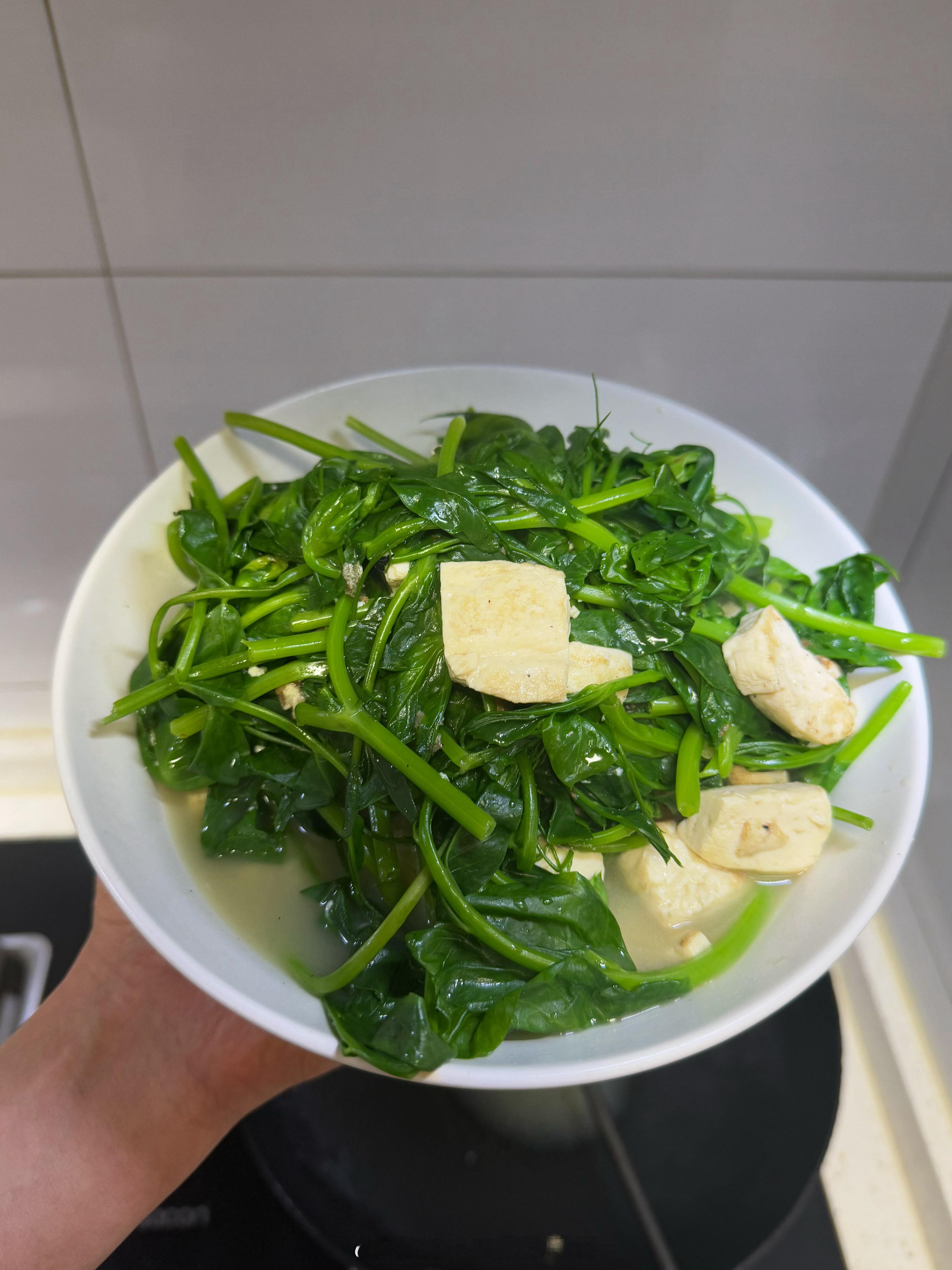 豌豆尖豆腐汤，每天吃不够的蔬菜。