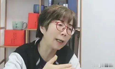 台湾媒体人二黄，黄智贤和黄暐瀚看到他俩，就让人十分倒胃口，当然前一个黄形象丑陋也
