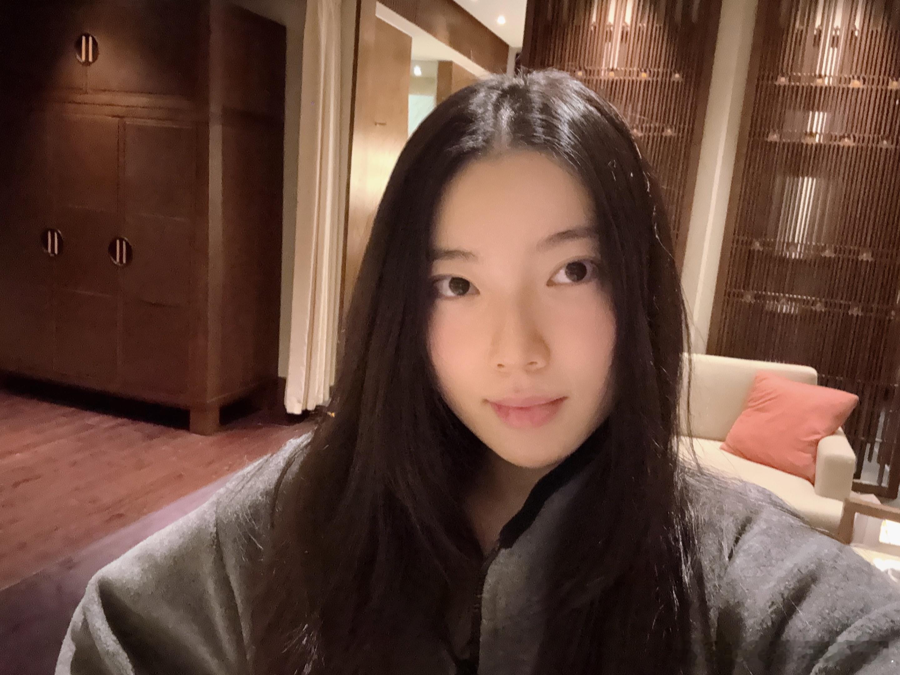 请叫我听劝的机智小飞,今天澡就不打算洗喽。因为我找了一家头疗店把头洗了嘿嘿。8点