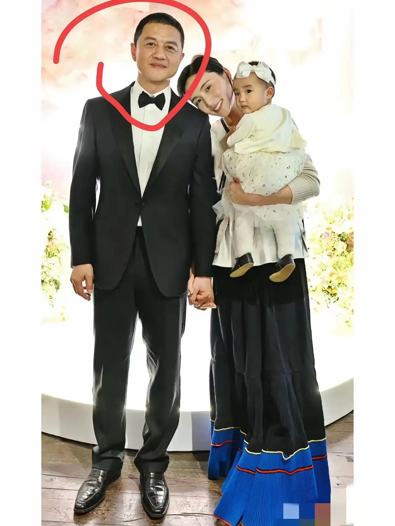 昔日著名演员李亚鹏如今幸福快乐的一家。其实李亚鹏一直很努力的一个人，三十多年前