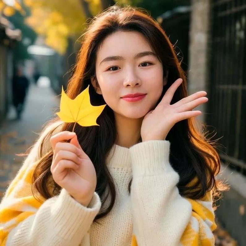 秋日暖阳下，温柔的微笑与落叶相伴。秋日落叶季秋日风景照秋叶氛围照晨起落叶