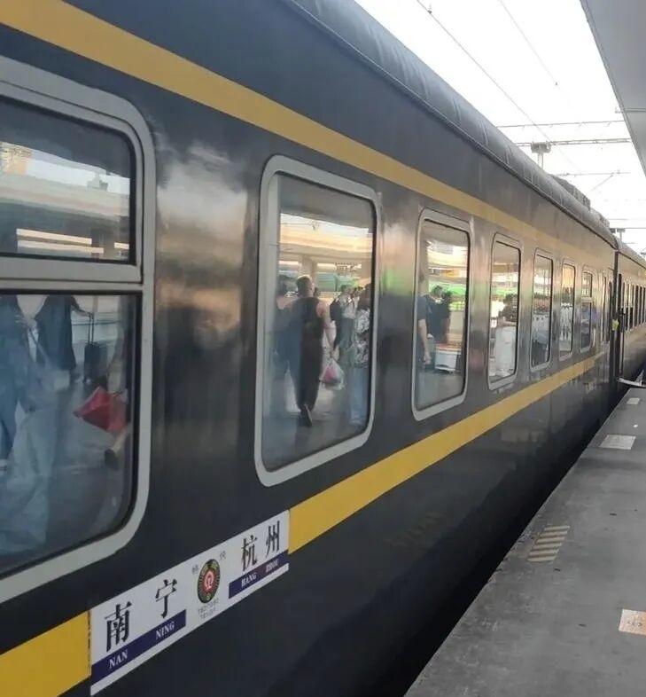 绿皮火车为何仍然深受欢迎?高铁秒到？我偏选绿皮车晃5小时！省下300块，真香！