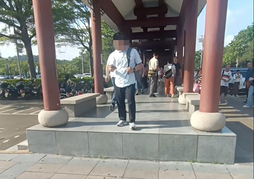 网友刷视频反映顺峰山公园休息长廊一处位置没有台阶，通行得跳着走，看着特别危险。公