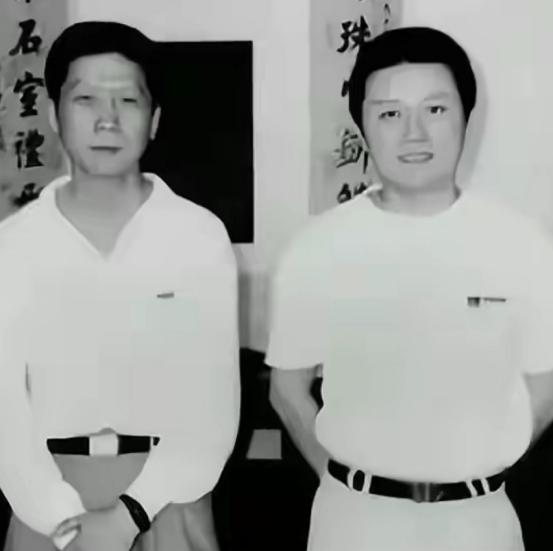 马未都说：王朔家门口有个修自行车的，有一天，王朔突然走到修自行车的人面前说：我能