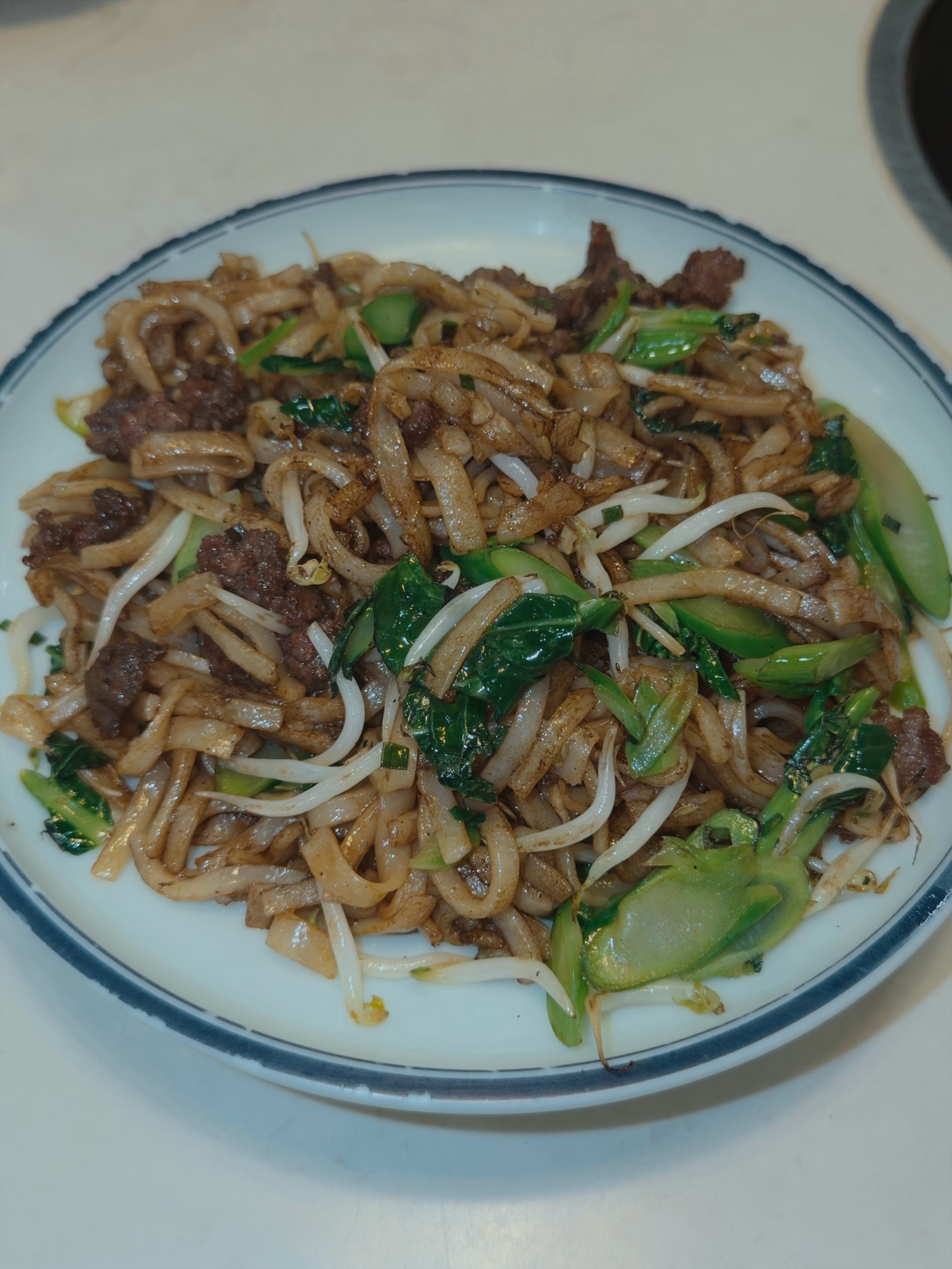 刚在水贝口碑不错的牛肉店吃炒河粉，味道确实在线，出品很稳。隔壁桌跟老板很熟，闲聊