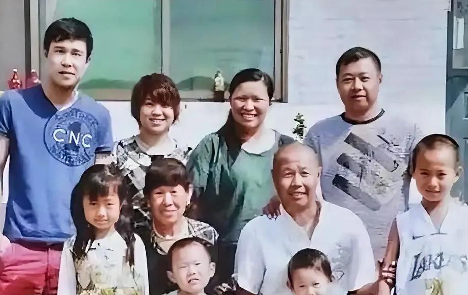 小沈阳那么孝顺和顾家，为啥哥哥看不上他？其实，哥俩是两种风格人。哥哥身材壮实，性