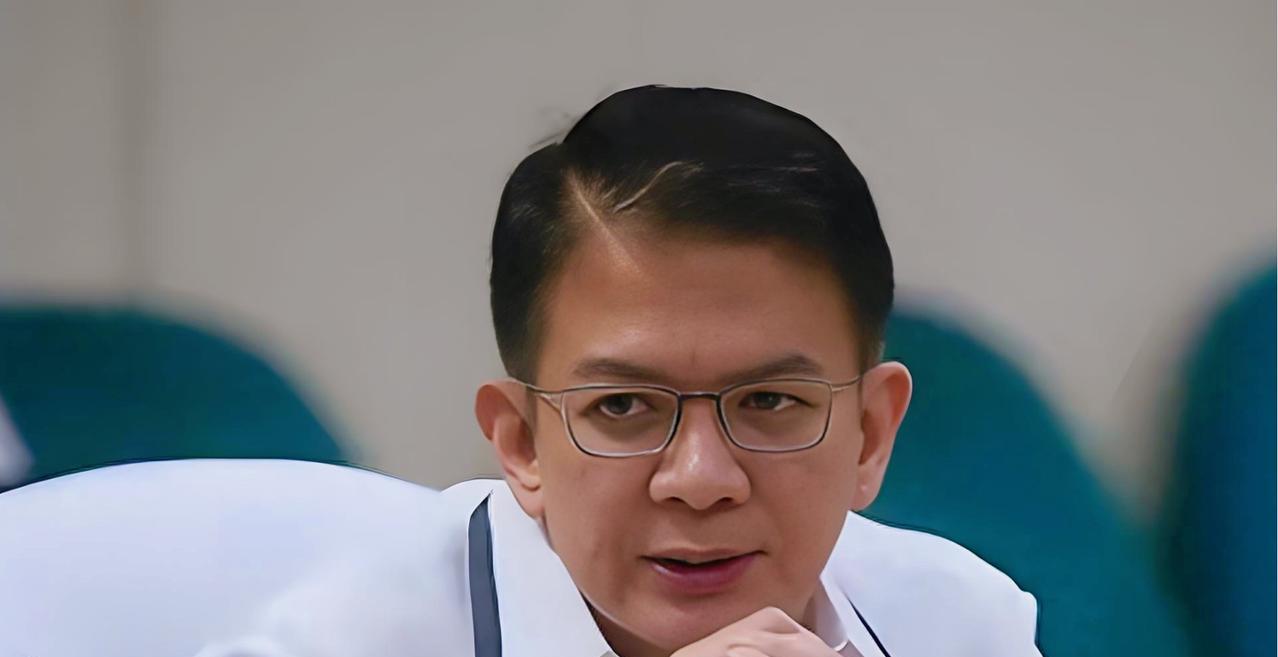 菲律宾参议院议长弗朗西斯·埃斯库德罗周二警告因防洪项目调查而被菲律宾参议院蓝色丝