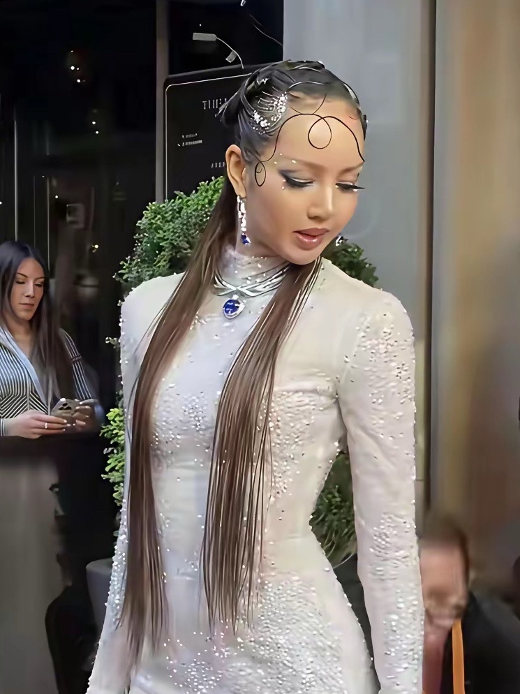 Lisa的头发都要掉光了，果然富豪圈子还是很不好混的。