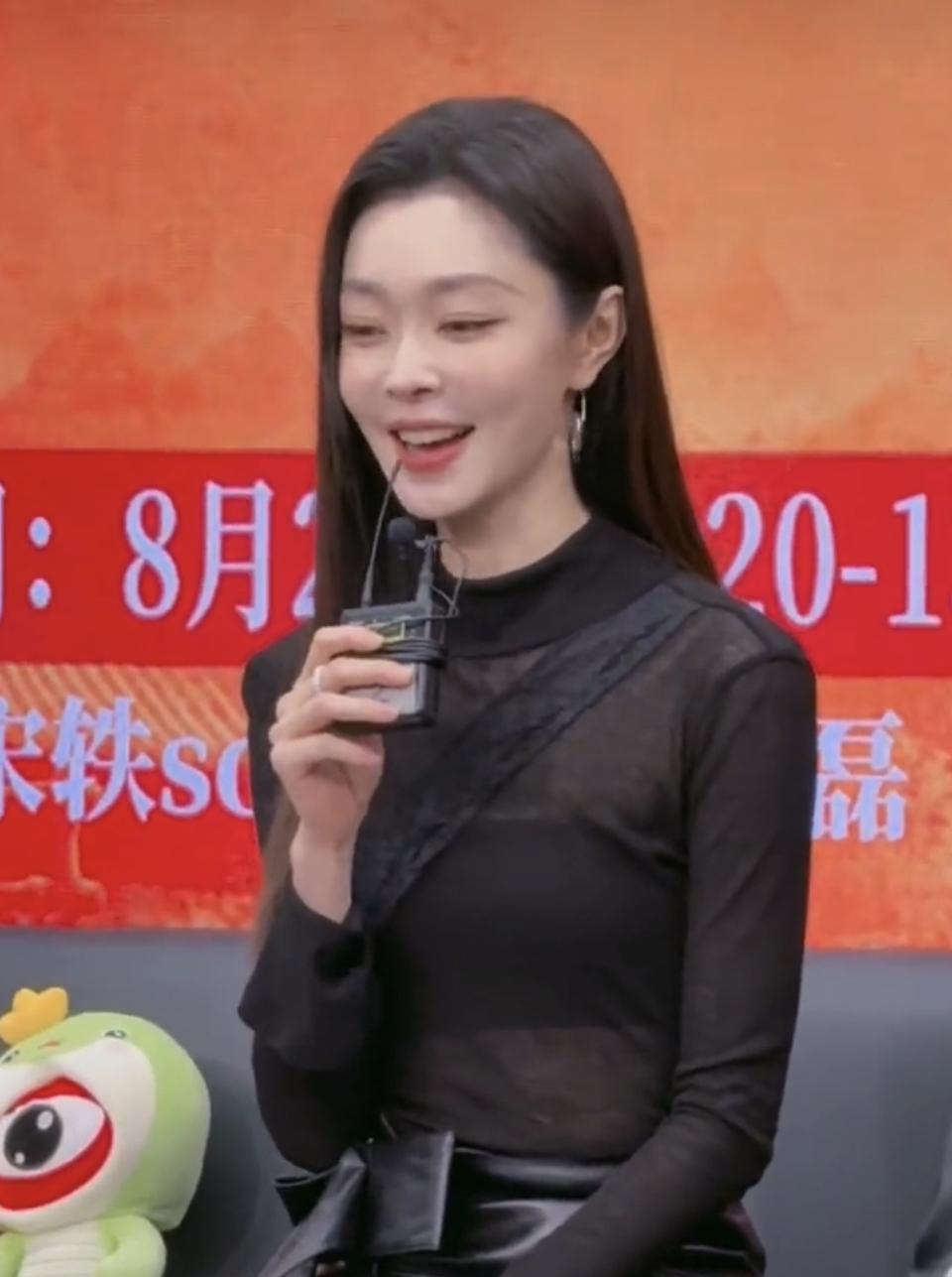 网友担心她太瘦，她也赶紧解释就轻了2斤，纯属工作忙的，“每天都好好吃饭”，这体重