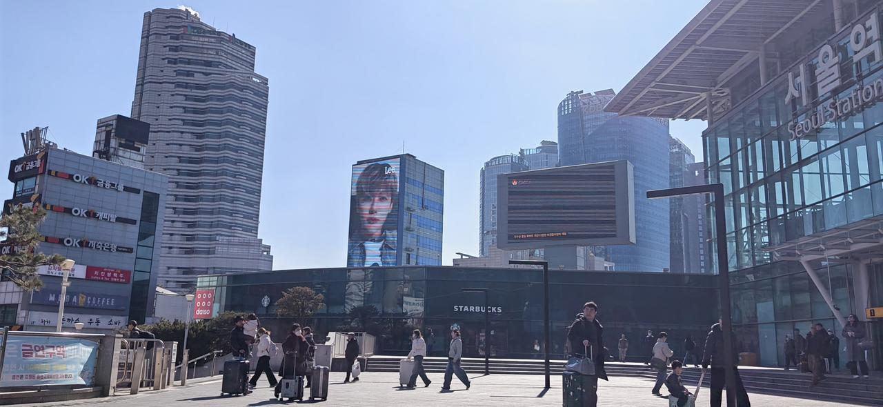 漫步于海边，聆听海浪拍击礁石之声，晚风裹挟着咸湿的气息拂面而来。在潮声的起伏之间