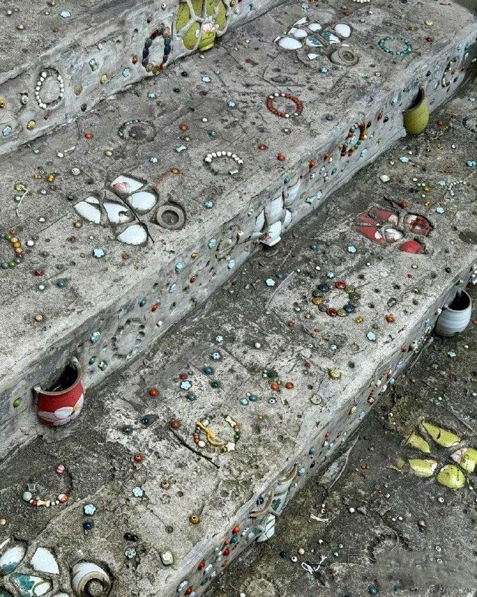 回老家收拾老房子，在废弃的猪圈旁边发现这几级台阶，上面镶满了这些花花绿绿的石头和