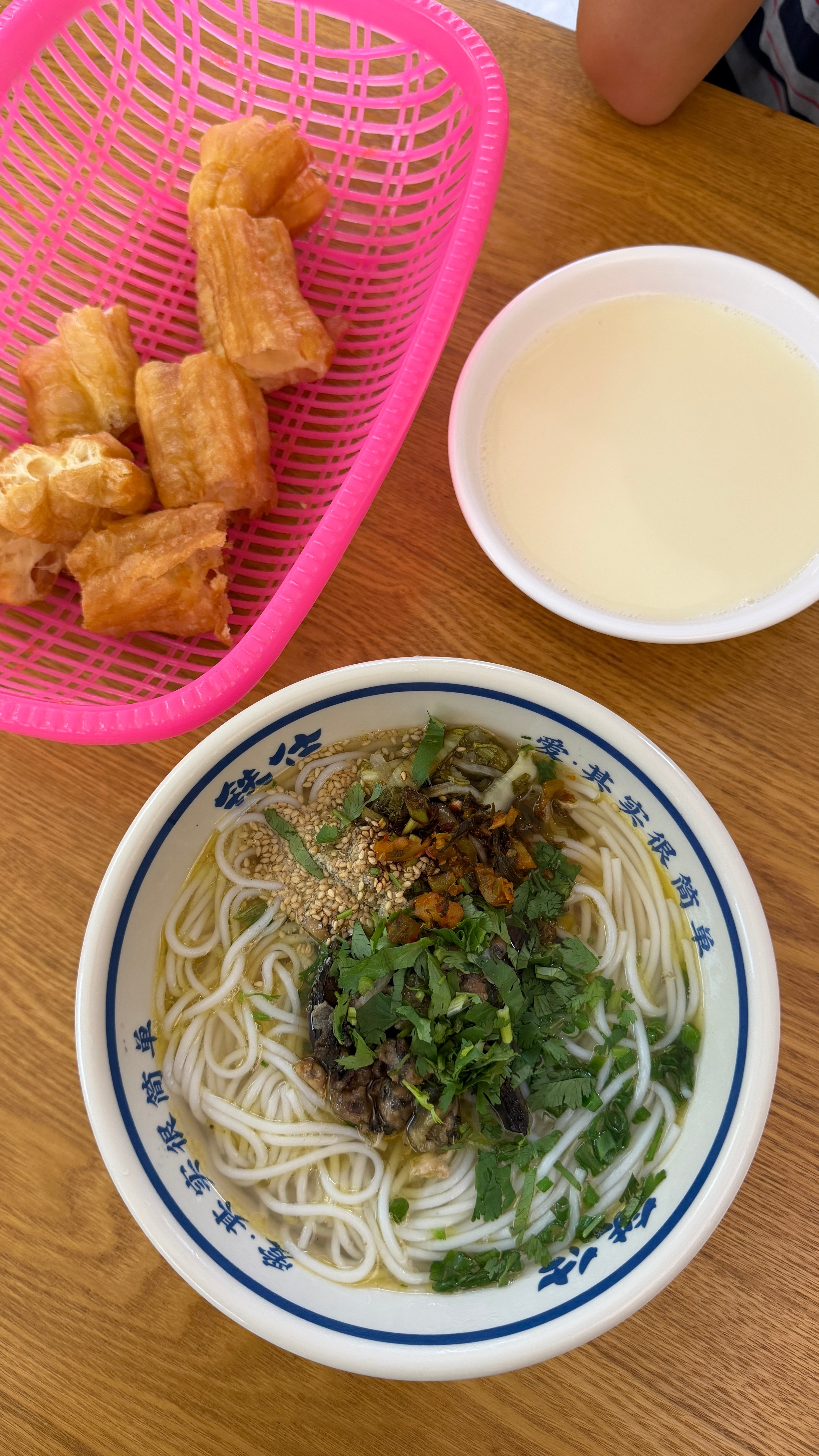 昆明盘龙区一天逛吃攻略早餐我在穿金路随便找了家铁仕云县土鸡米线，就在签证中心旁边