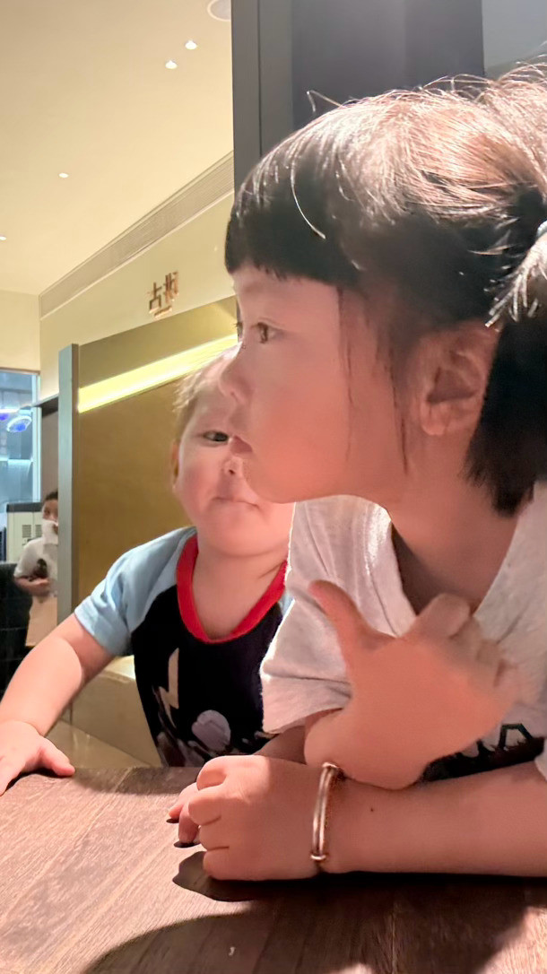 两个在等冰淇淋开心到不行的可爱宝宝​​​