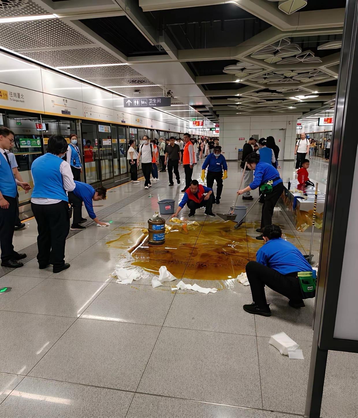 地铁的保洁天塌了。这焦黄的到底怎么办…