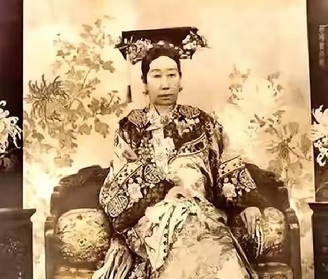 慈禧太后有个亲弟弟，名叫桂祥，他经常把慈禧的赏赐拿去当铺，换成现金去抽大烟！慈禧