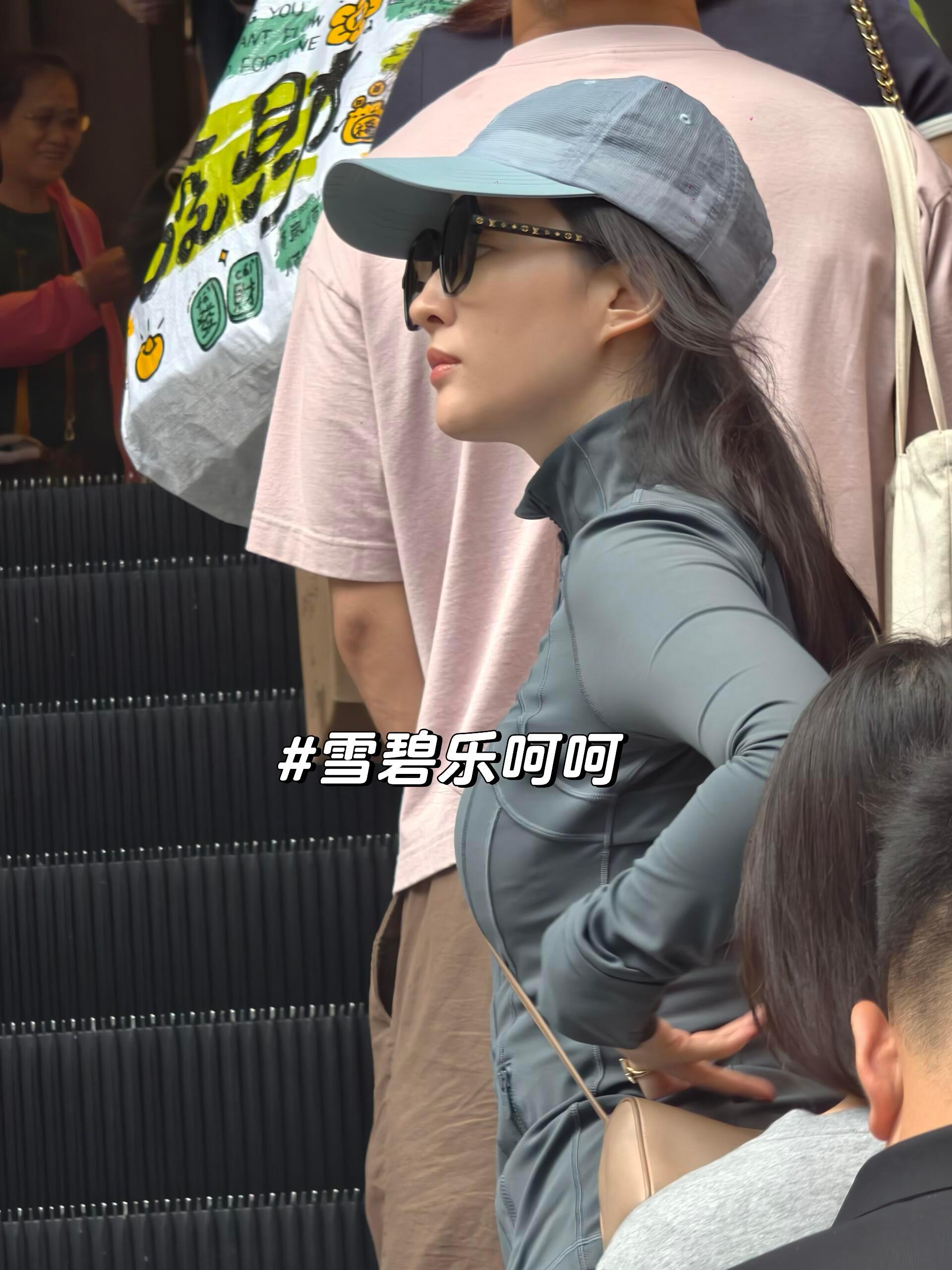 网友香港偶遇刘亦菲，好美啊状态好好啊