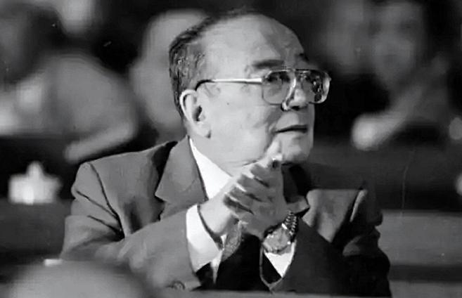 1985年裁军，昆明军区被撤，司令员张铚秀大感意外，政委：怎么办1985年6月