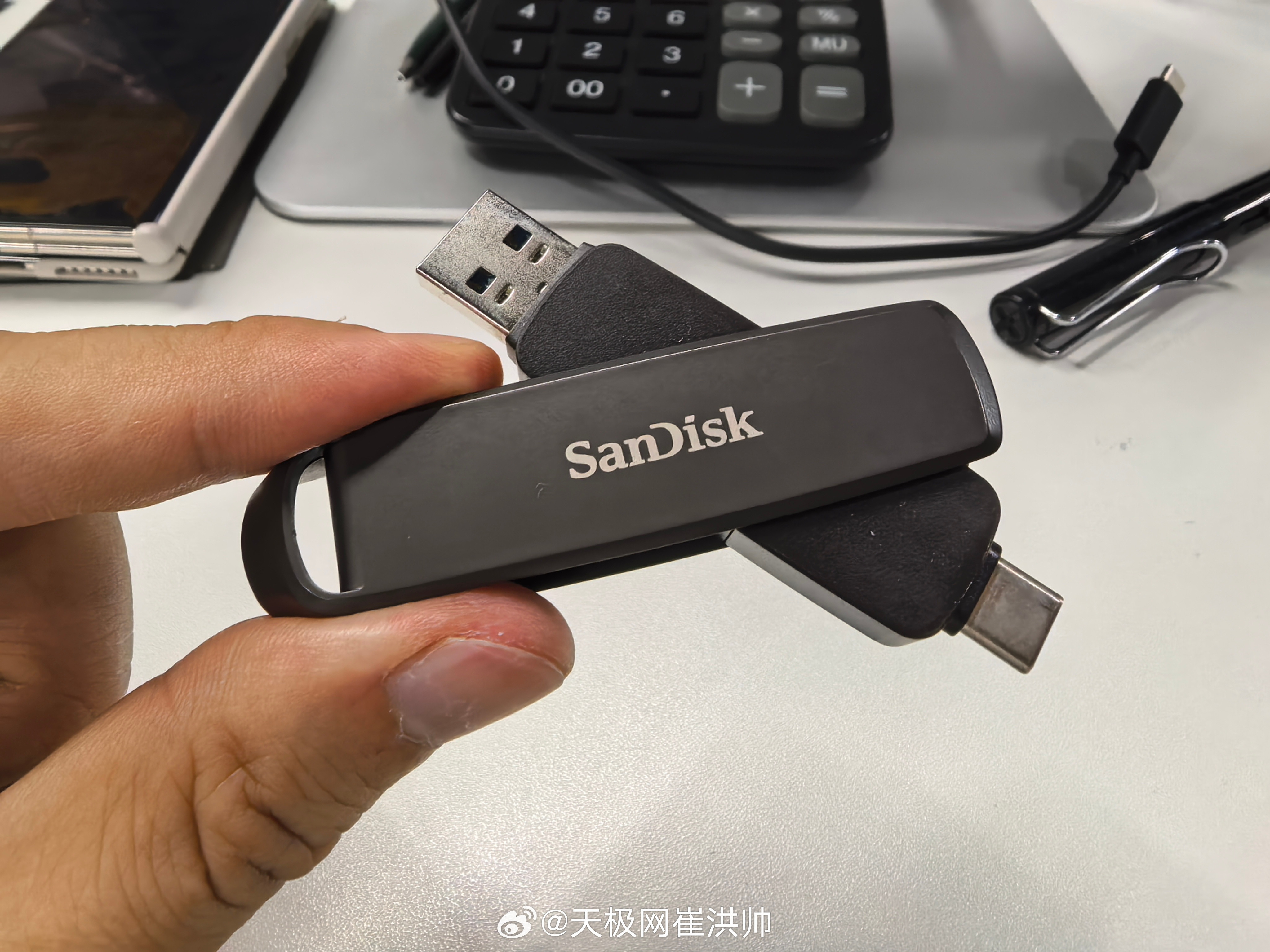 1TB固态硬盘涨至950元内存涨疯了，连手上这支512G双接口U盘都卖到近900
