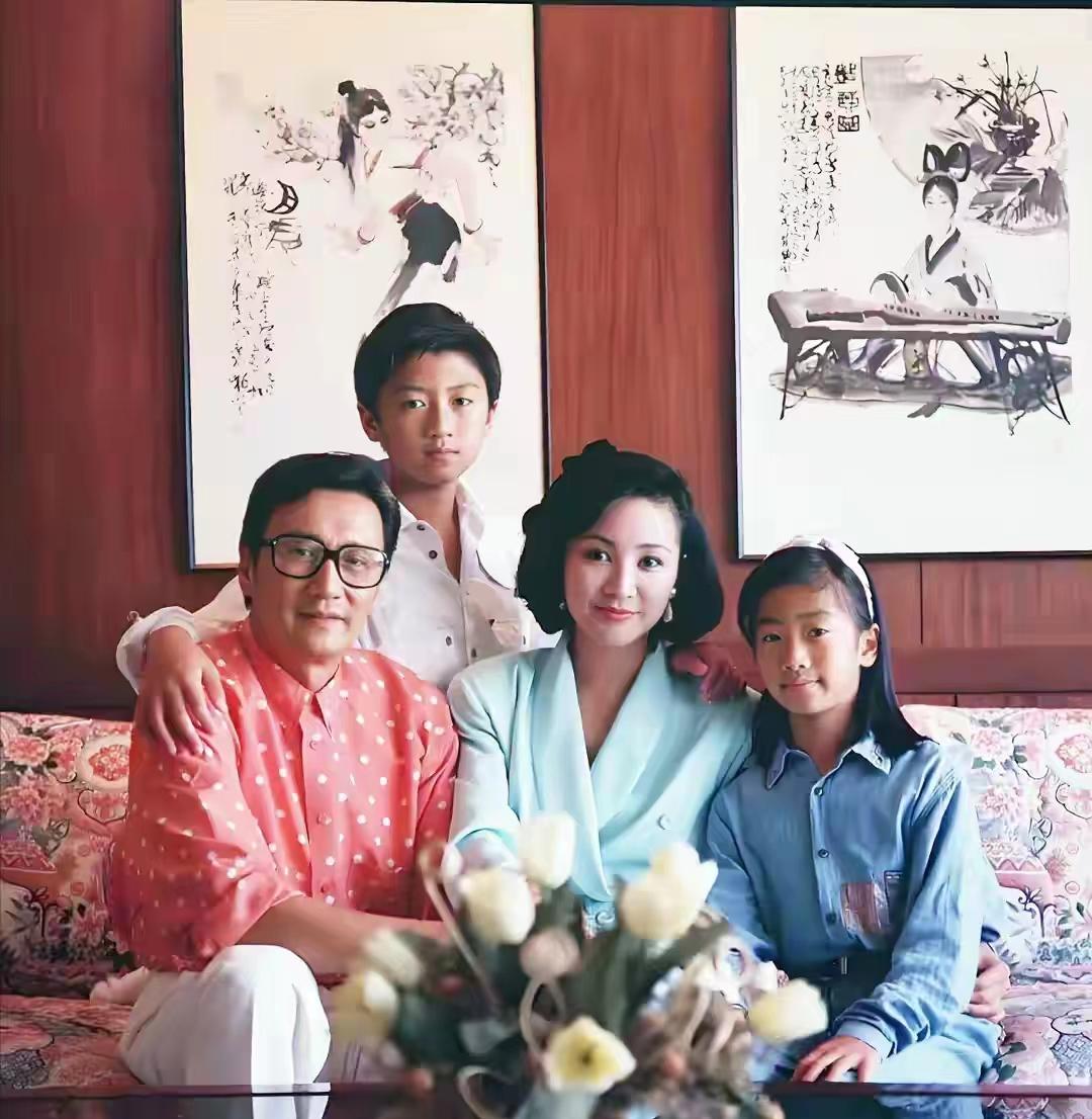 狄波拉在婚姻中付出好多哦，跟谢贤的离婚还是迟了一些，是1995年离婚的，婚姻存续