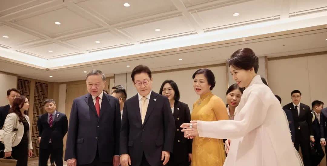 金惠景给韩国长脸！身穿传统服饰陪越南第一夫人逛博物馆，并给她讲解。总统府副发言人