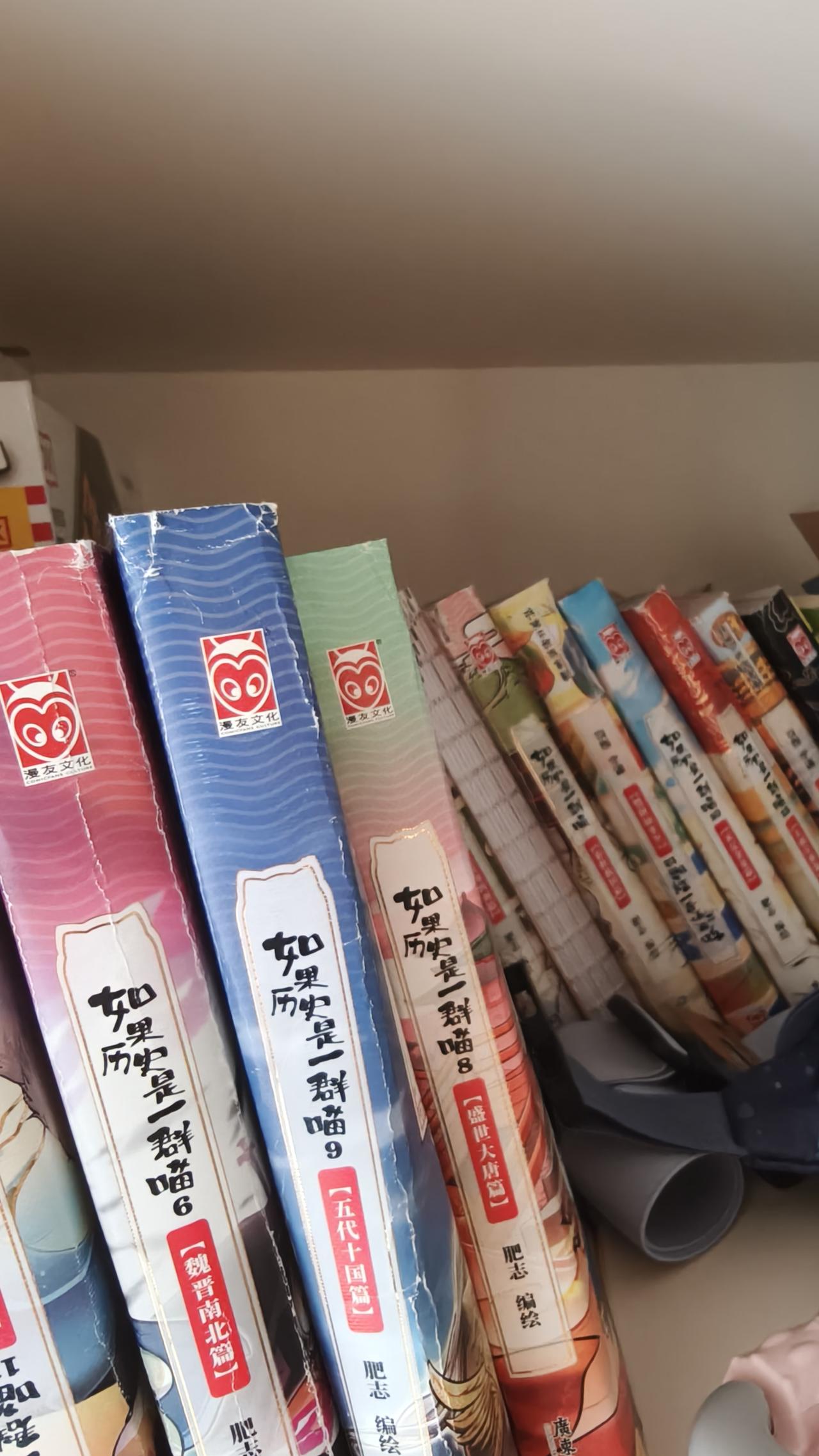 小孙女打算从家里挑几本书，说要带去学校的图书馆。晚上，她伏在书架前翻来翻去，我