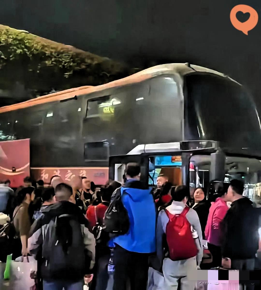 春运最大黑马！被高铁飞机碾压的大巴，凭啥让打工人集体真香？谁能料到，今年春