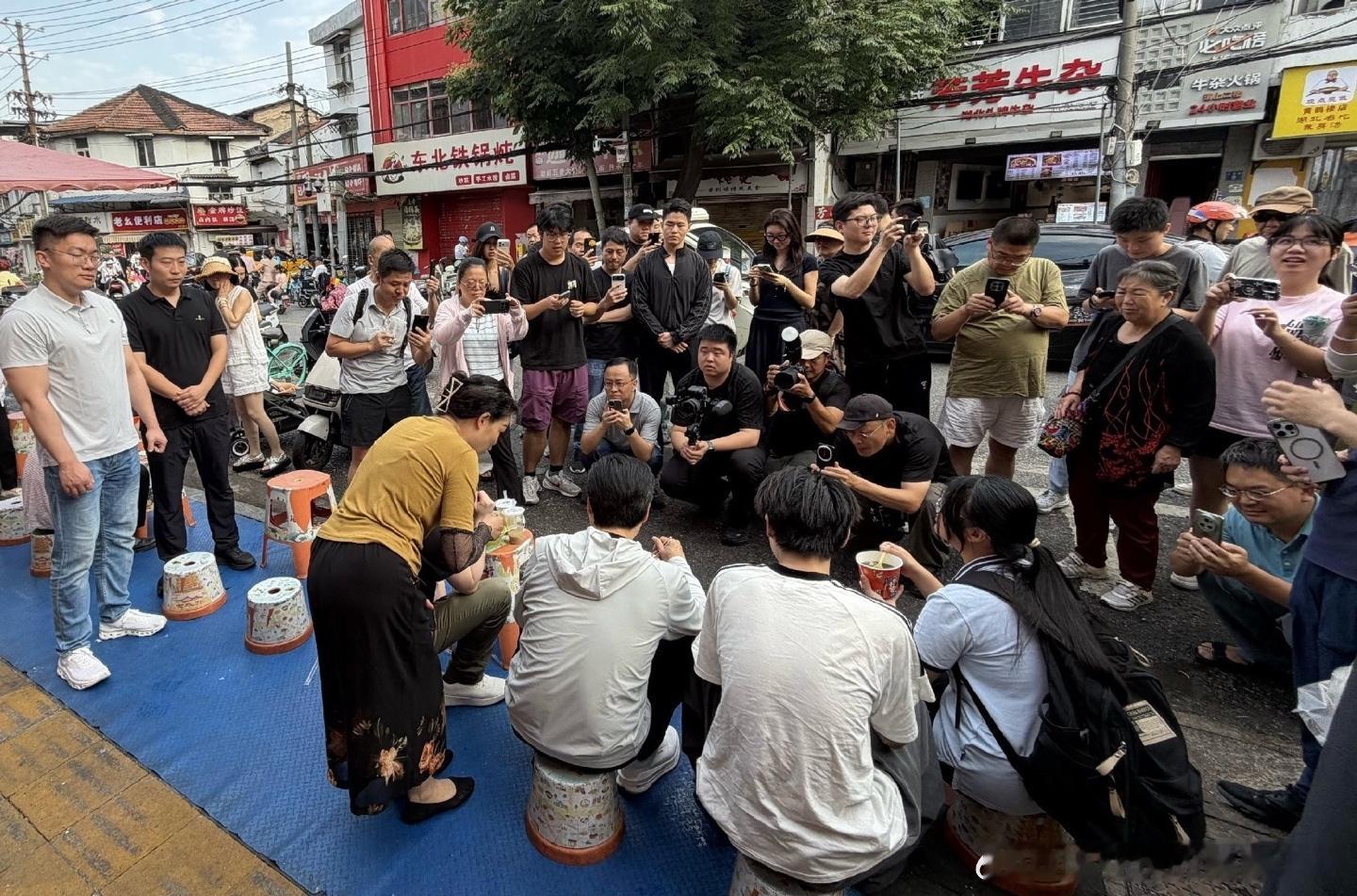 这就是雷军武汉过早的另一面，雷军被小女孩吐槽的现场照片，雷军正对面，目测专业设