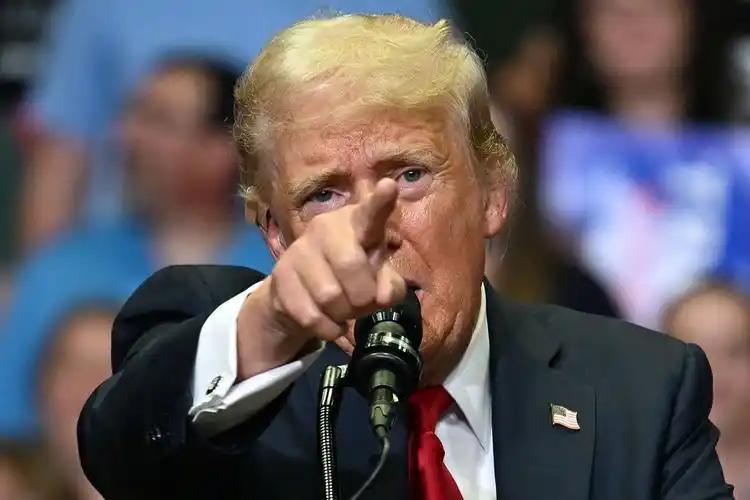 特朗普这两年的折腾，已经把共和党绑在他个人的战车上，成了最大负资产；2028大选