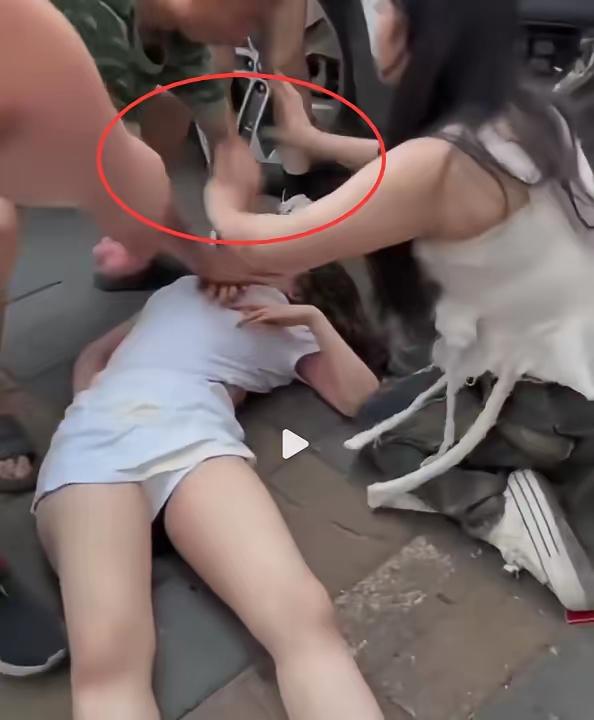 这事看完视频，心里挺不是滋味的。大街上有人倒下了，围观的人越聚越多，有人掏出手