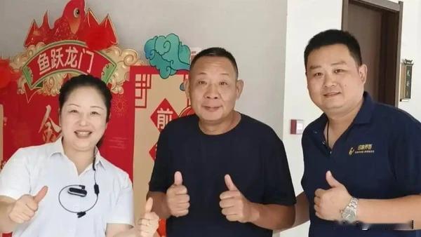 于东来路过安徽界首，找了家小饭店吃饭。一共七八个人，消费380。结账时老板想