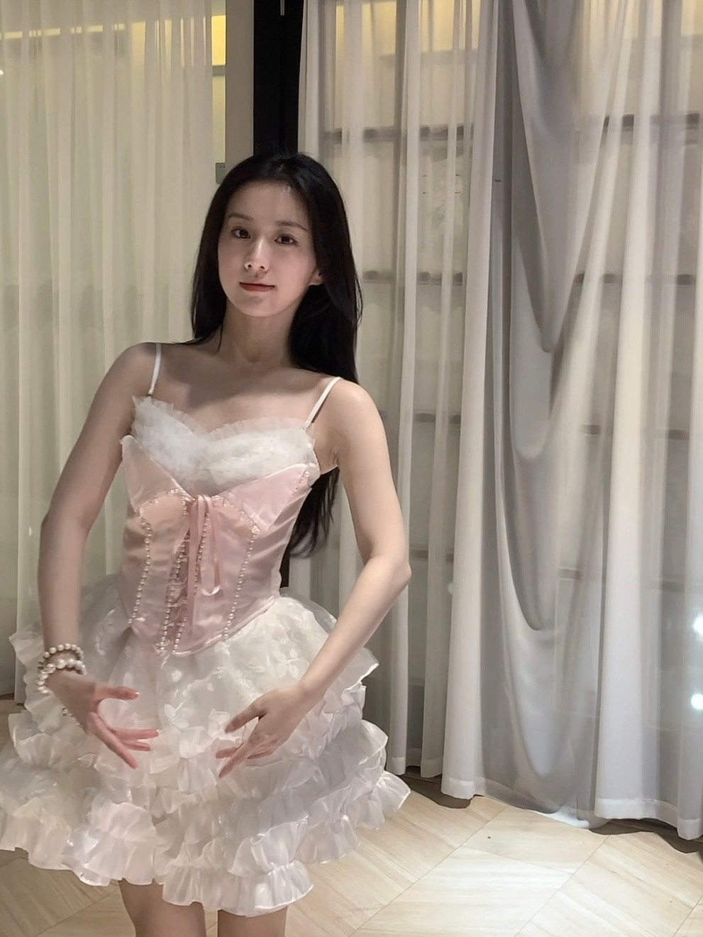 包上恩，白色蕾丝裙，少女的模样​​​
