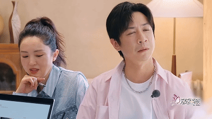 张维伊婚礼给去世父母留了座位婚礼上那两个空座位，装着最沉甸甸的思念。不是刻意提