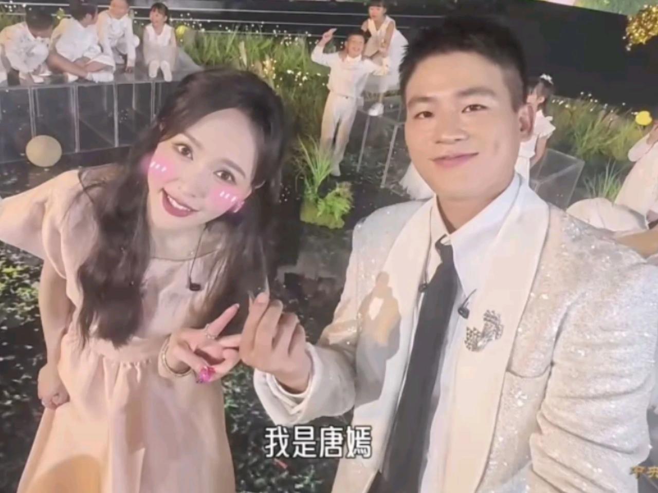 中秋晚会唐嫣与欧豪惊喜合唱，瞬间出圈！唐嫣一袭华服造型吸睛，甜美灵动似月中仙子；