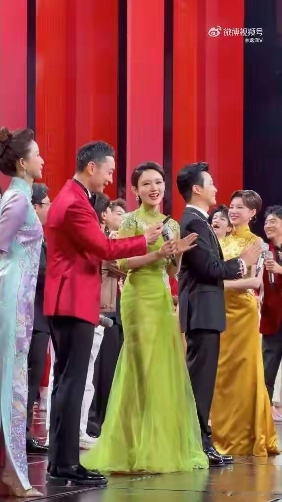 原来龙洋眼睛上瞟不是看提词器，她很感性说出再见的时候就哭了，她回应眼睛上瞟很真诚