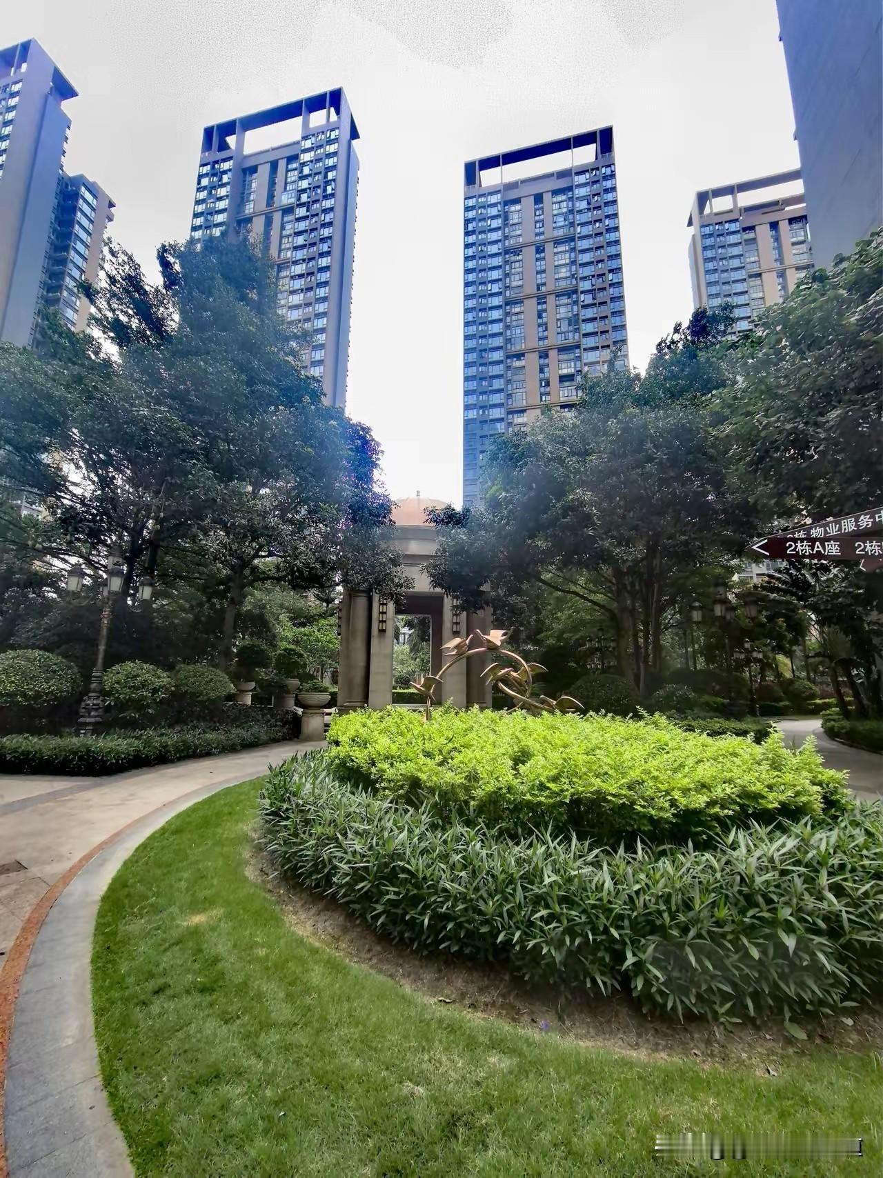 深圳楼市现在的样子，像块被切开的西瓜，有的地方甜得冒水，有的地方还带着冰碴子。