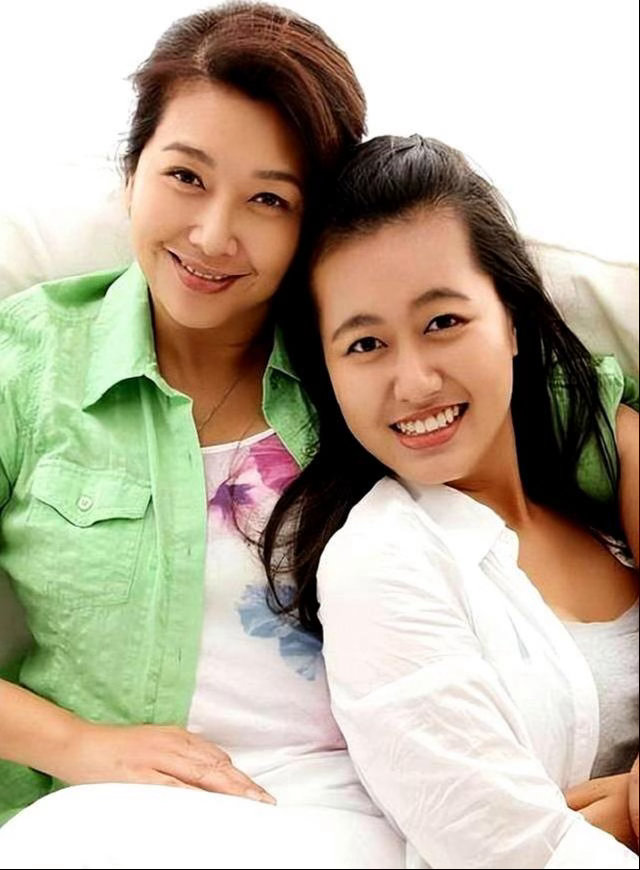 江珊本身容貌温婉动人，没想到女儿青出于蓝，颜值比妈妈还要出众。