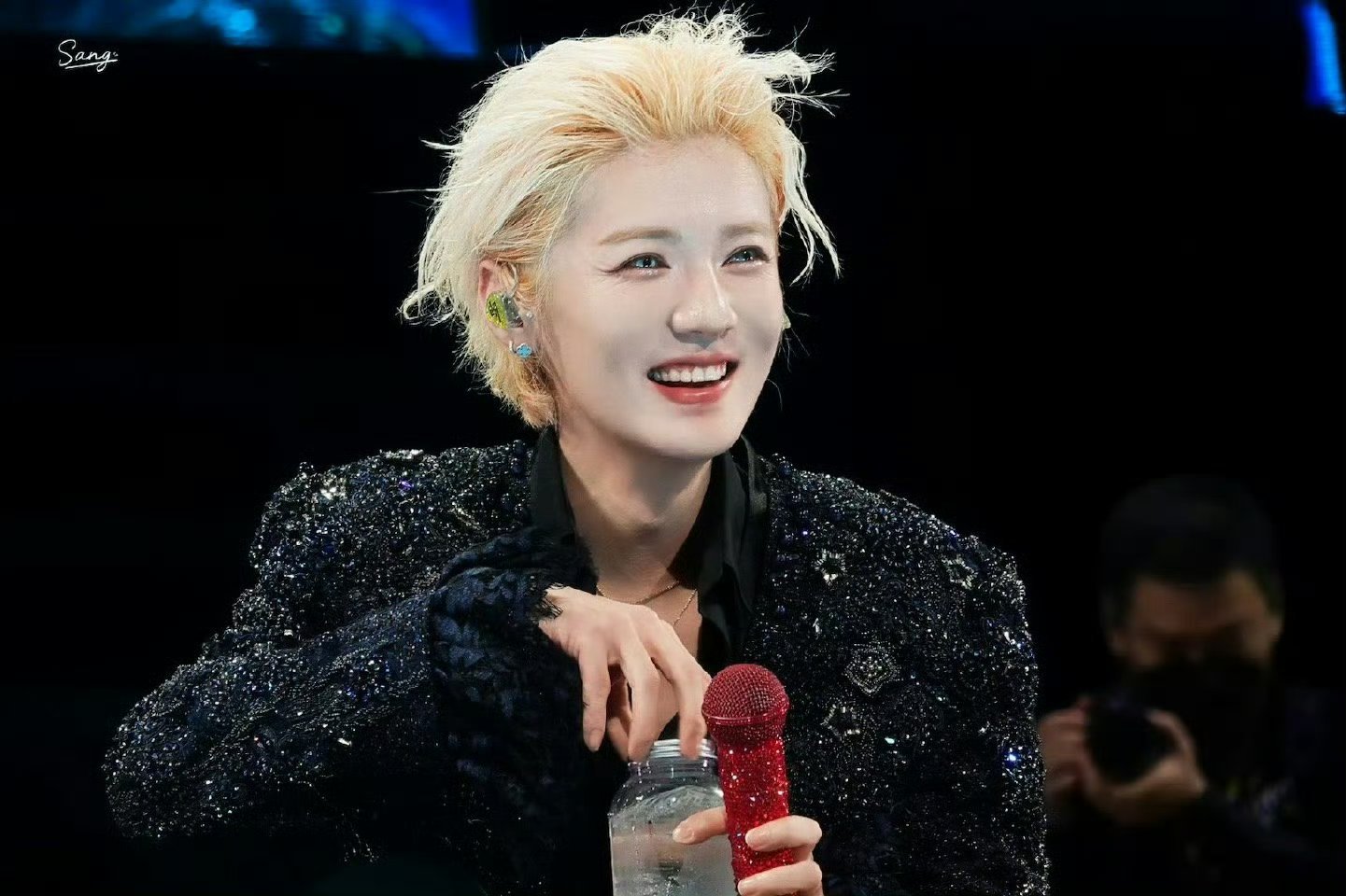 鹿晗唱baby怎么没通知我媚眼抛给瞎子看，哈哈哈哈，鹿晗你把芦苇养得又聋又瞎