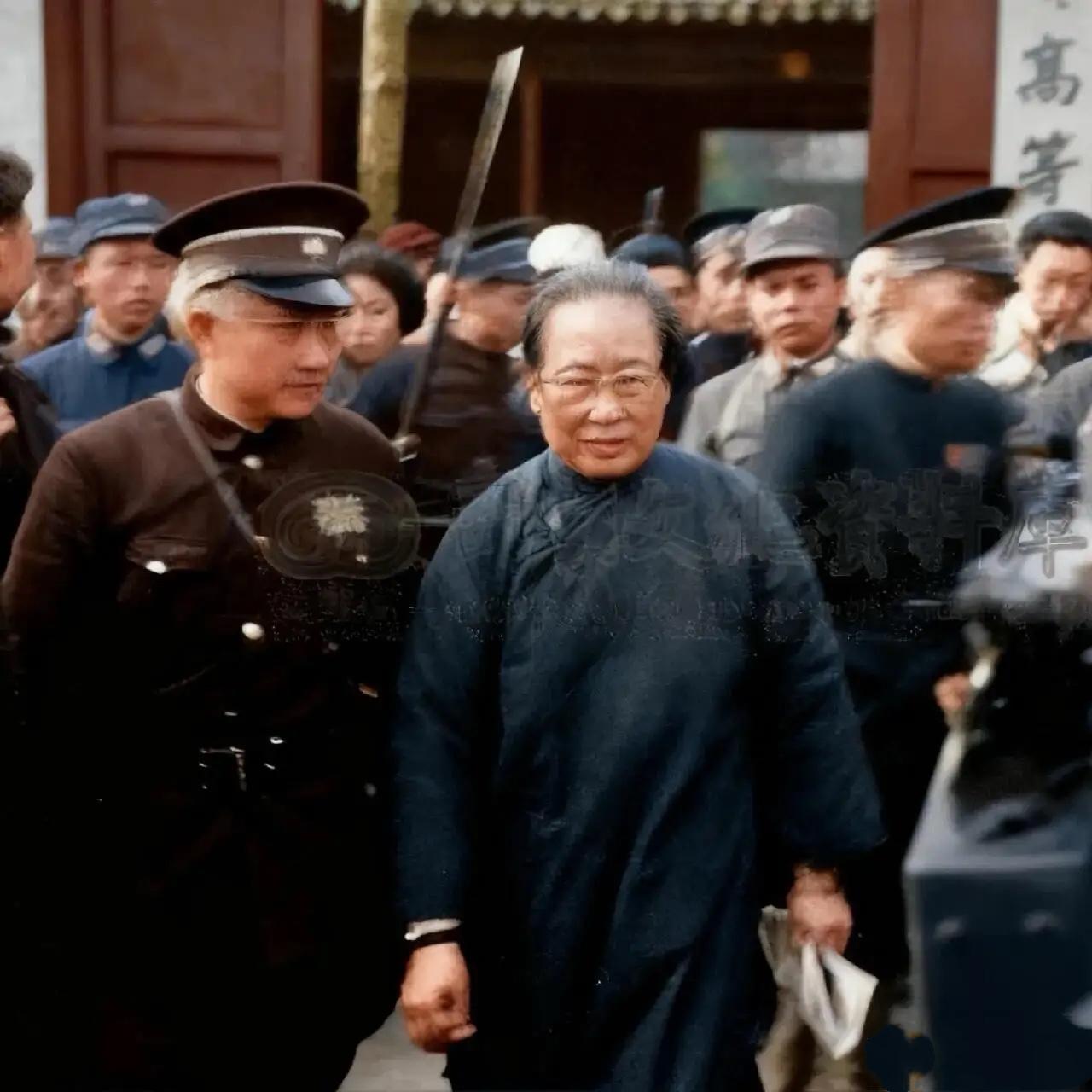 1946年，“汪伪第一夫人”陈璧君在苏州受审时的一幕，当时她身穿深色衣服，戴着眼
