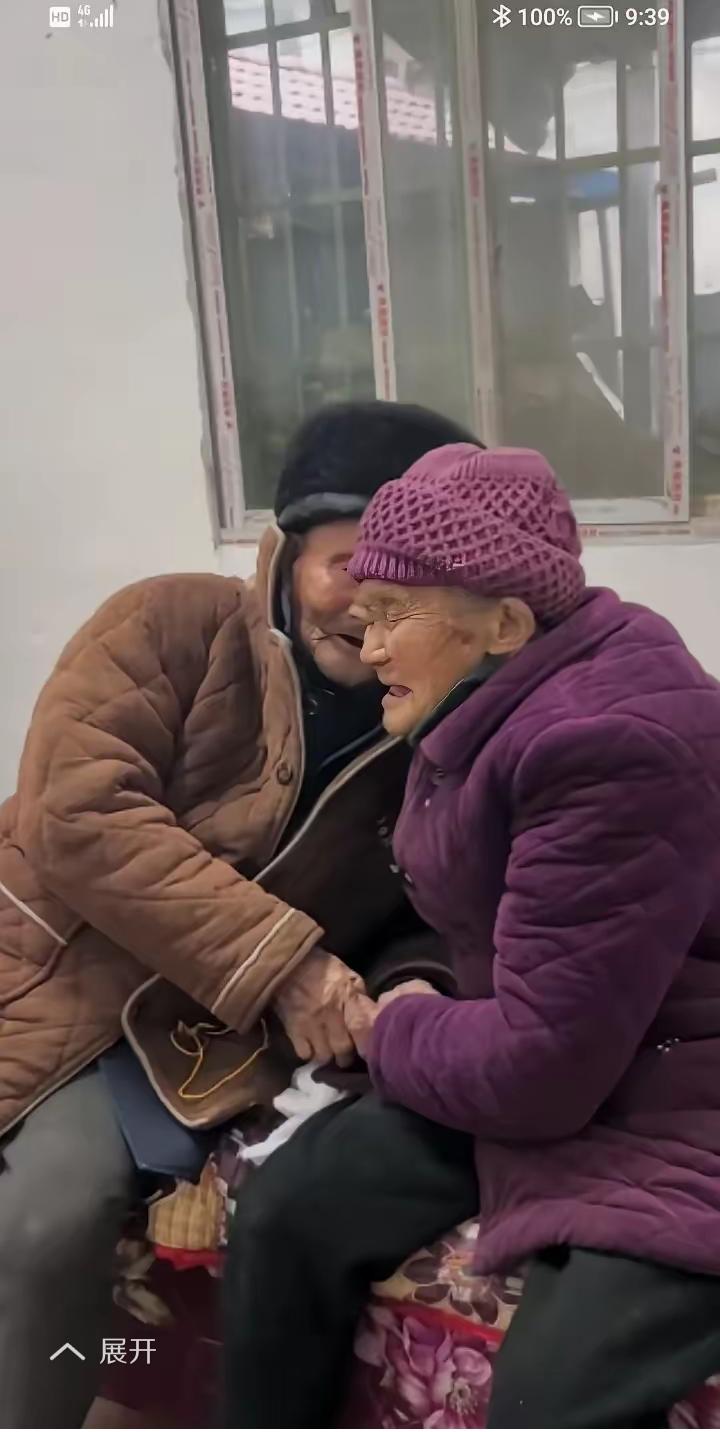 “泪目！96岁妹妹去看望98岁的哥哥，临走时，哥哥突然拉住妹妹的手，说：“走，回
