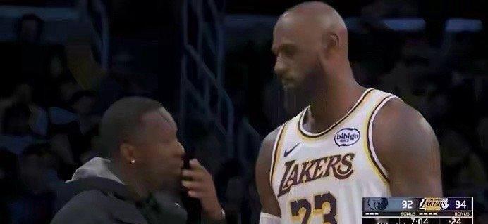 詹姆斯用意非浅啊湖人主场120-114灰熊，第四节比赛中出现有趣一幕，詹姆斯在还