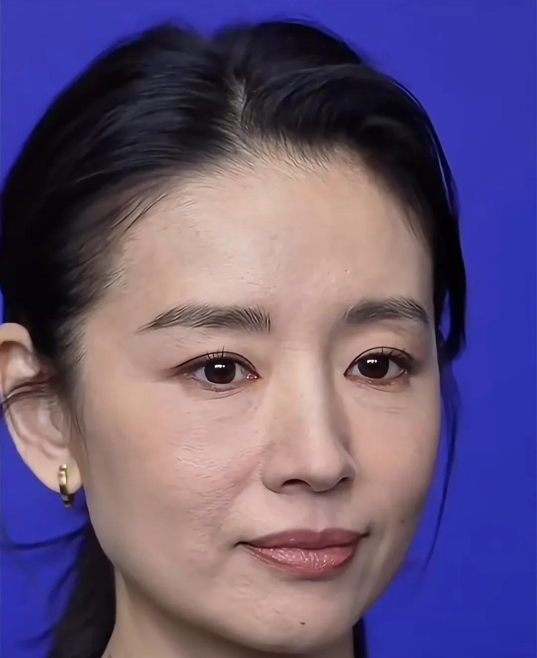 感觉现在的董洁，有点像一朵快要蔫了的百合花。第一次觉得，明星保养还不如我这个素