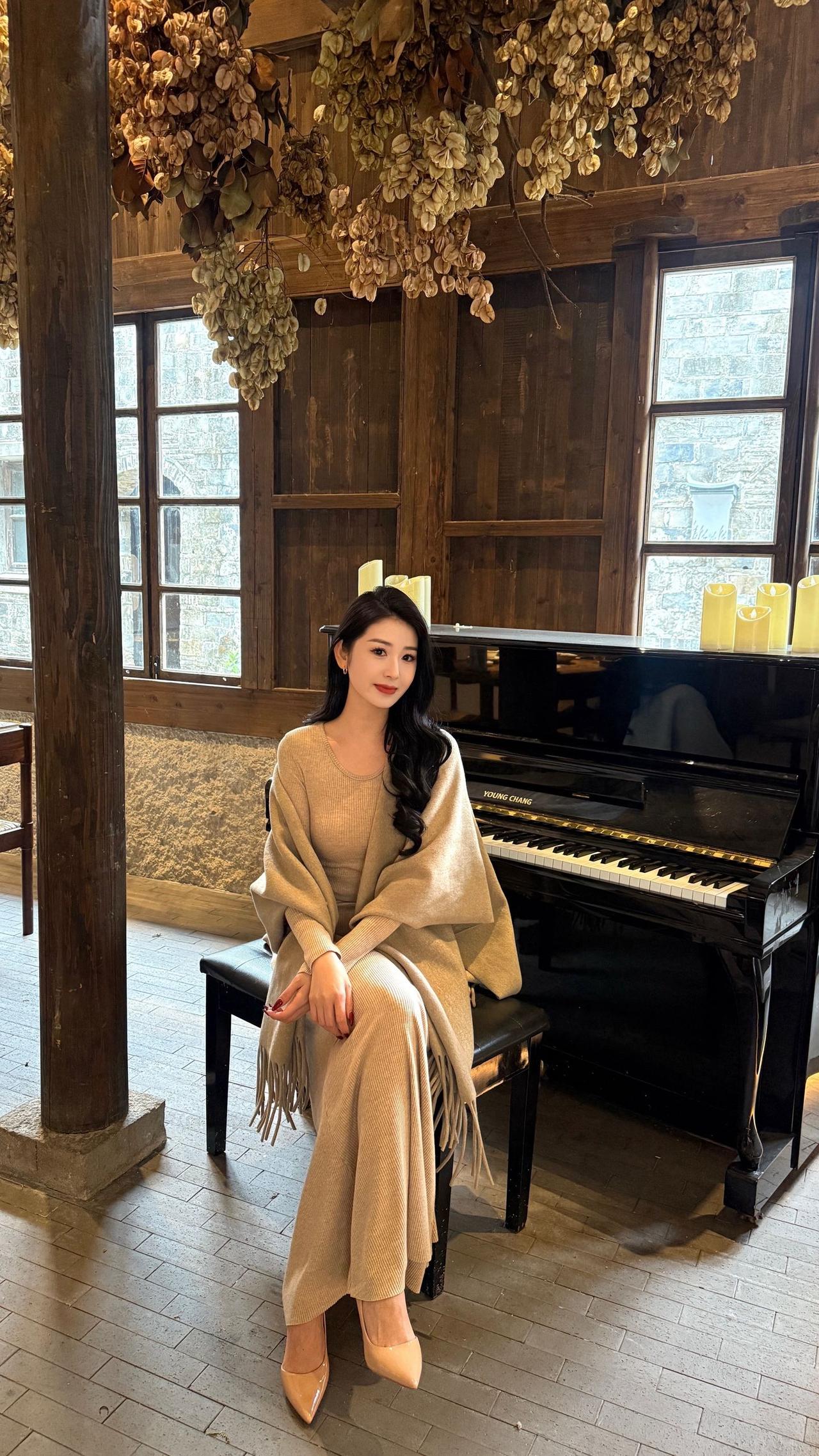 什么样的女人最有吸引力阳光落在她的发梢与肩头，晕出温柔的金边。一身暖调穿搭温柔了