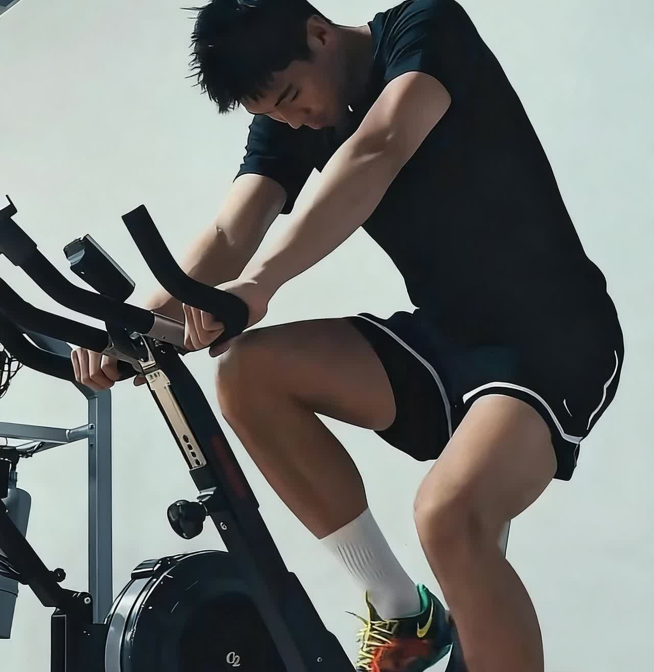 最新！崔永熙在广东训练图暴出！9月9日，崔永熙到了广东宏远篮球俱乐部报到