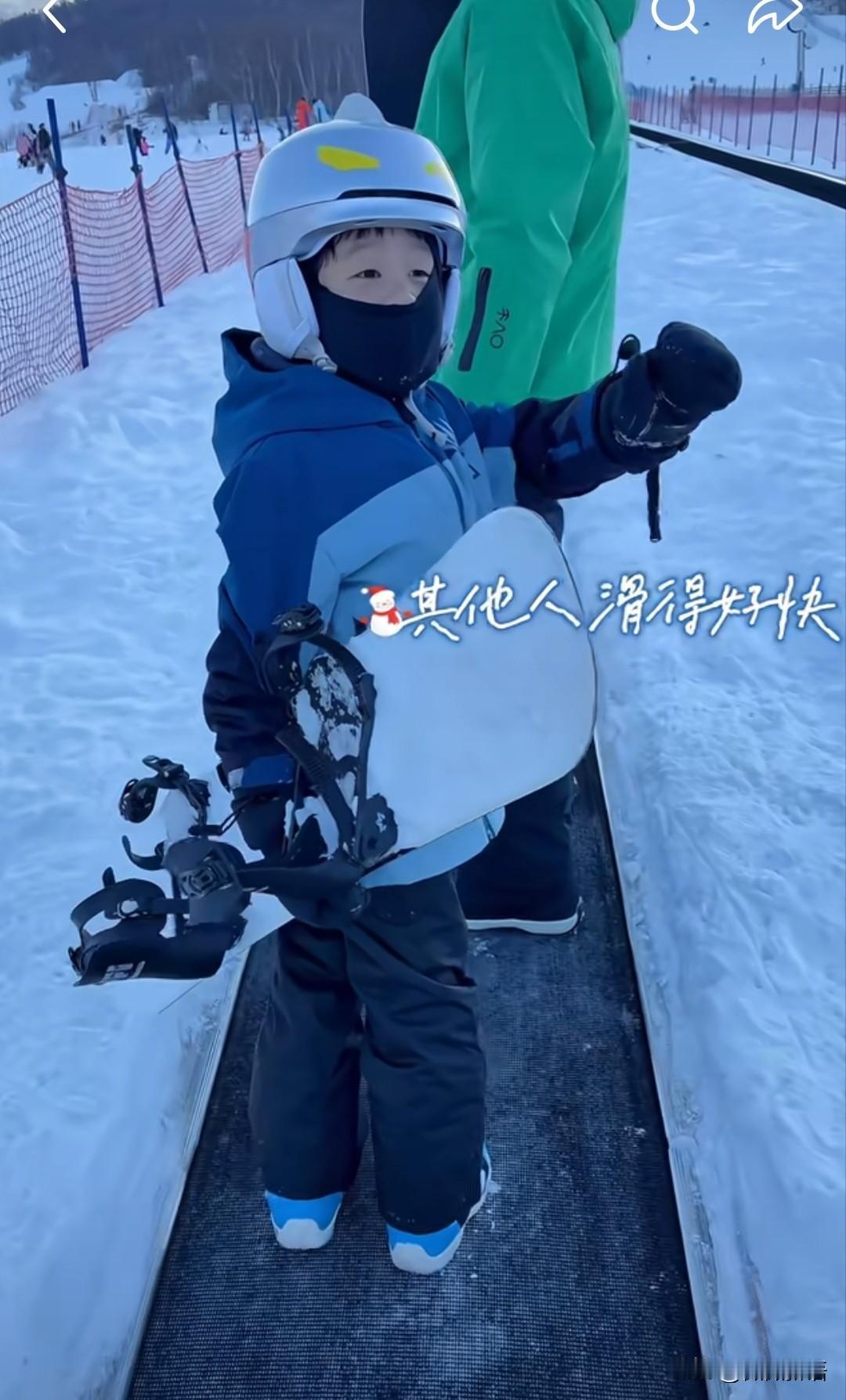 卡宝滑雪好厉害啊，很酷！刚刚看到姚彦更新了滑雪vlog，卡宝这孩子真的很有运动