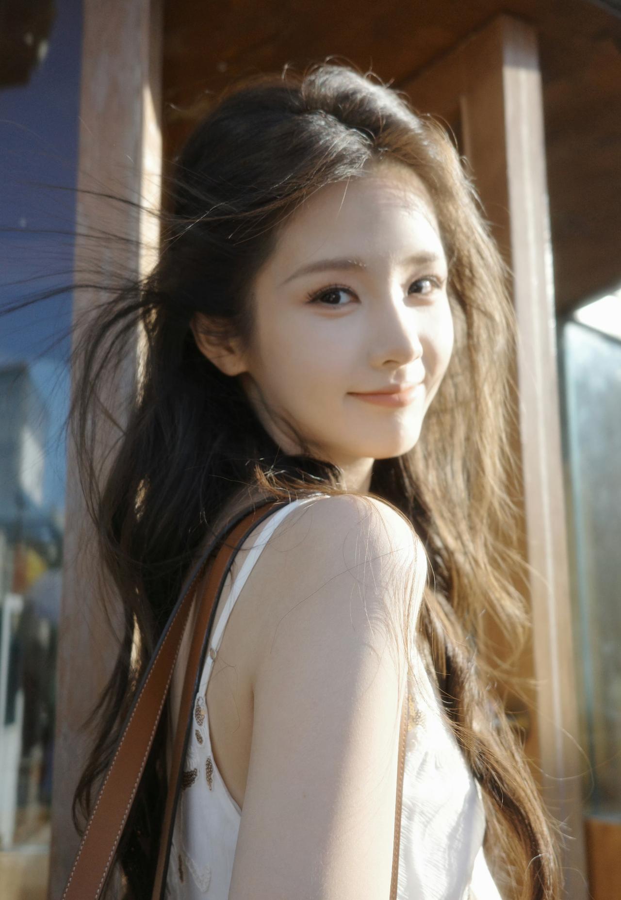 小星期大王逆光微笑瞬间，这才是小说里的白月光女主