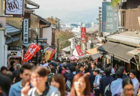 哈哈哈哈，有一个日本人质问，说中国人既然讨厌日本，干嘛还要去日本旅游呢？然后