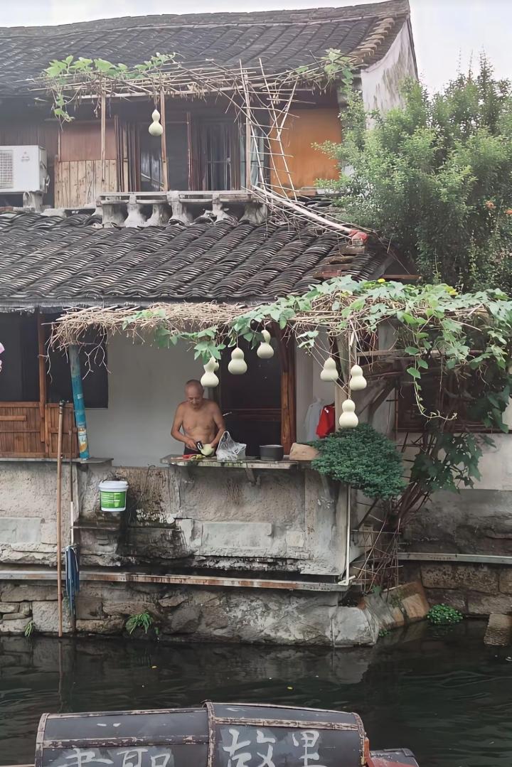 太心酸了！在网上火出圈的浙江葫芦爷爷是失独家庭吗？在25年前，葫芦爷爷很不幸失去