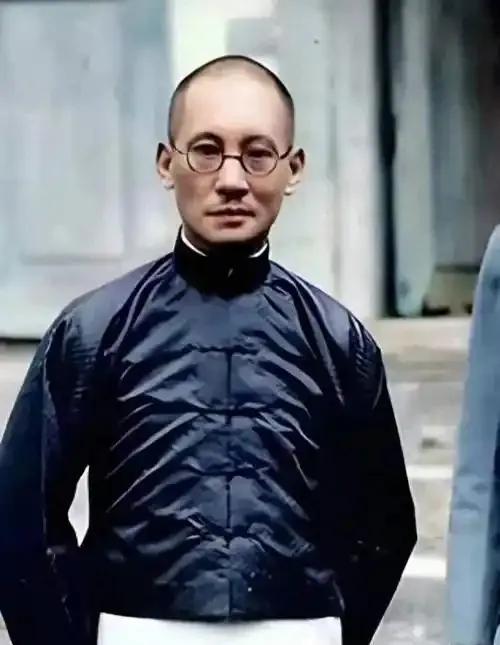 在老蒋领导的国民党体系里，他只要忠诚的家丁，没私心的合作伙伴早晚被他吃干抹净。